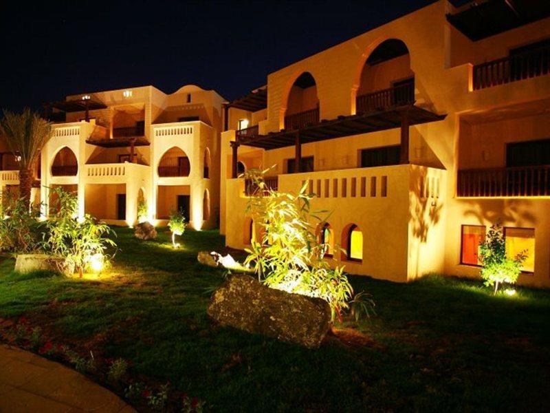 ミラマー アル アカ ビーチ リゾート アル・アカ エクステリア 写真 The resort at night